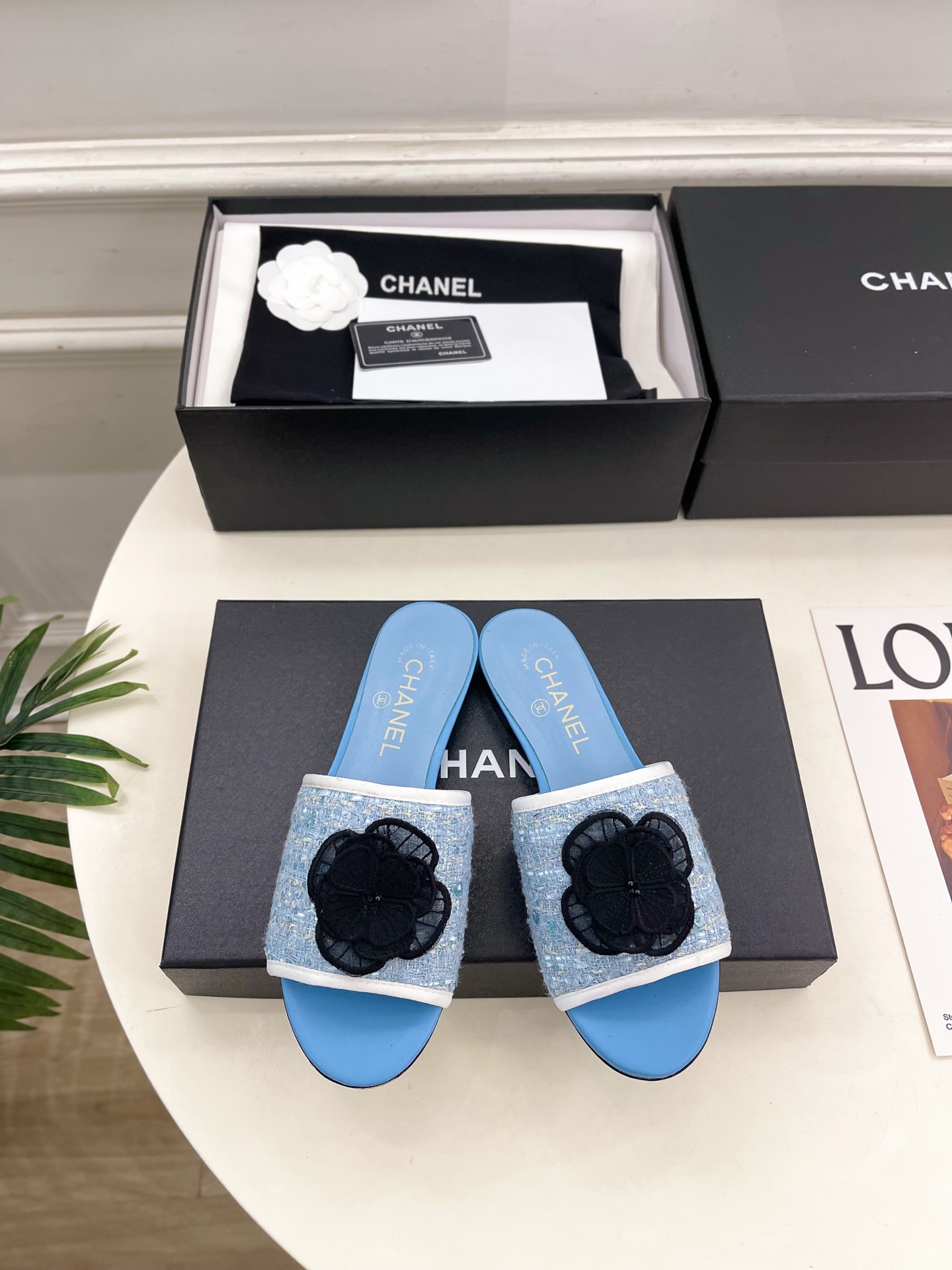 NO:874914,| Xiaoxiang 26 2026 spring and summer new products, classic catwalk models in the counter, Xiaoxiang double C camellia flat slippers new series, the absolute best in the BS fashion circle, the matching will interpret the meticulous, minimalist, classic elements that will never fade away, showing a unique dressing style that is too beautiful to say, a must-have in summer... ━━━━━ t ━━━━━  Highly customized original fabric for upper, imported silk sheepskin lining for outsole, original imported genuine leather outsole, high flat heel, shoe size: 35-39 (40.41 customized, non-returnable) No. 2606043, slippers, slippers, sheepskin, Leather soles19860909| 小香 26 2026 春夏新品 专柜经典走秀款 小香双C山茶花平底拖鞋 系列上新 BS时尚圈的绝绝子 搭配将演绎着细致 极简 永不褪去的经典元素 展现与众不同的穿搭风格美到无话可说 夏季必入款…… ━━━━━ t ━━━━━ 鞋面高定制原版布料 内里进口丝绸羊皮里 大底原版进口真皮大底 跟高平底 鞋码: 35-39（40.41定制不退换） 编号2606043,拖鞋,slippers,sheepskin,Leather soles,Women's Shoes