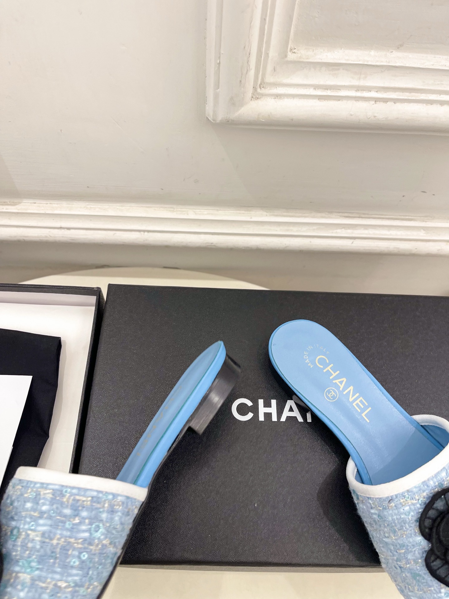𝐂𝐇𝐀𝐍𝐄𝐋 | 小香 26𝐬𝐬 🦋2026 春夏新品 专柜经典走秀款 小香双C山茶花平底拖鞋 系 𝐂𝐇𝐀𝐍𝐄𝐋 | 小香 26𝐬𝐬 🦋2026 春夏新品 专柜经典走秀款 小香双C山茶花平底拖鞋 系