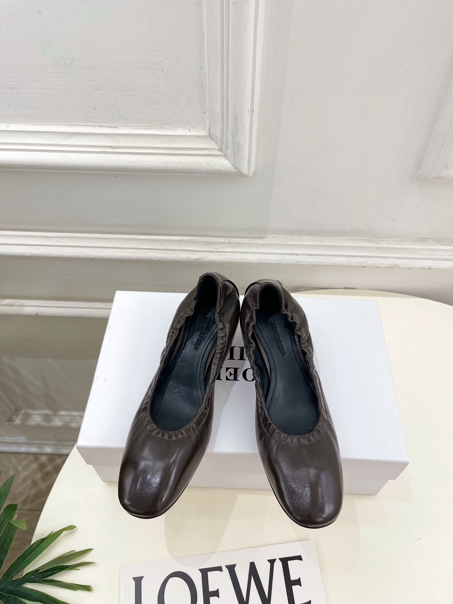 NO:874909,PHOEBE PHILO 2026 Spring and Summer New Product Minimalist Cat Heel Elastic Granny Ballet Shoes ————————— As the most popular designer brand in the past two years, the design is simple, the details are clever, fresh and refined!  If you don’t want to hit the streets with random styles, you can check out this brand. It’s relatively niche but is so easy to match. You can see this brand everywhere on Instagram and Xiaohongshu!  BS original version customized one to one!  Original custom-made butter leather upper, imported lambskin lining, original imported genuine leather outsole, heel height 4cm, size 35-39 (40. Customized, non-refundable) No. 2606031, high heels, single shoes, high heels, sheepskin, Leather soles19860909PHOEBE PHILO 2026春夏新品 极简猫跟松紧奶奶鞋芭蕾舞鞋 ————————— 作为这两年最受欢迎的设计师牌,设计简单、细节巧妙、清新脱俗！ 不想满大街撞款的可以看看这个品牌,比较小众却又是那么好搭配,ins、小红书随处可见这个品牌的身影 ！BS原版一比一定制！ 鞋面原版特定制牛油皮 内里进口小羊皮 大底原版进口真皮大底 跟高4cm 码数35-39(40.订做不退换） 编号2606031,高跟鞋单鞋,high heels,sheepskin,Leather soles,Women's Shoes