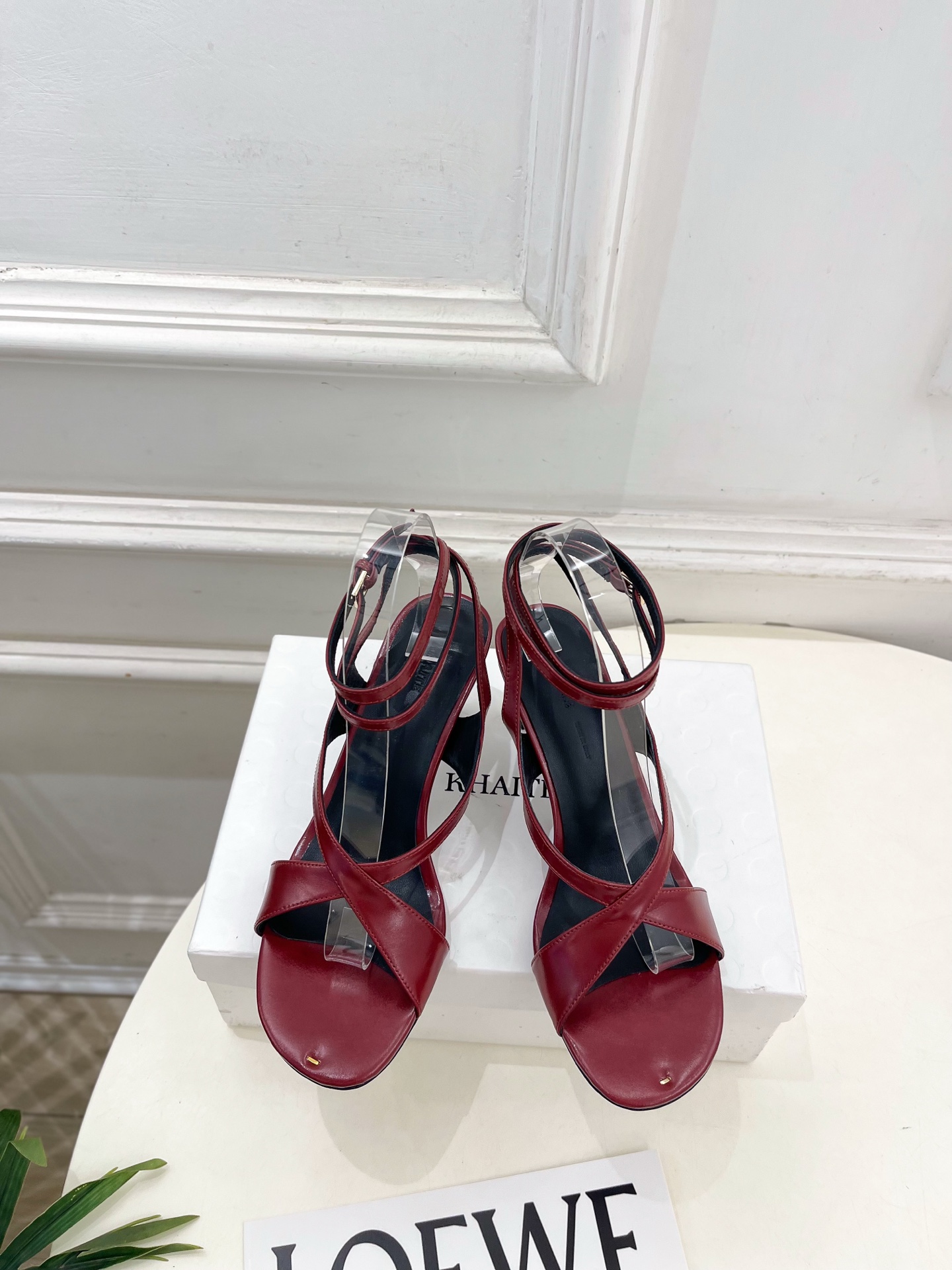 NO:874904,Khaite 2026 spring and summer new product minimalist cross-strap high-heeled sandals ———————— As the most popular designer brand in the past two years, the design is simple, the details are clever, fresh and refined!  If you don’t want to hit the streets with random styles, you can check out this brand. It’s relatively niche but is so easy to match. You can see this brand everywhere on Instagram and Xiaohongshu!  BS original version customized one to one!  Original specific leather upper, imported hybrid sheepskin lining, original custom-made leather outsole, heel height 7cm, size 35-39 (40. Customized, non-returnable) No. 2606045, high heels, sandals, high heels, sheepskin, Leather soles19860909Khaite 2026春夏新品极简交叉带高跟凉鞋 ————————— 作为这两年最受欢迎的设计师牌,设计简单、细节巧妙、清新脱俗！ 不想满大街撞款的可以看看这个品牌,比较小众却又是那么好搭配,ins、小红书随处可见这个品牌的身影 ！BS原版一比一定制！ 鞋面原版特定皮面 内里进口混种羊皮 大底原版定制真皮大底 跟高7cm 码数35-39(40.订做不退换） 编号2606045,高跟鞋凉鞋,sandals,high heels,sheepskin,Leather soles,Women's Shoes