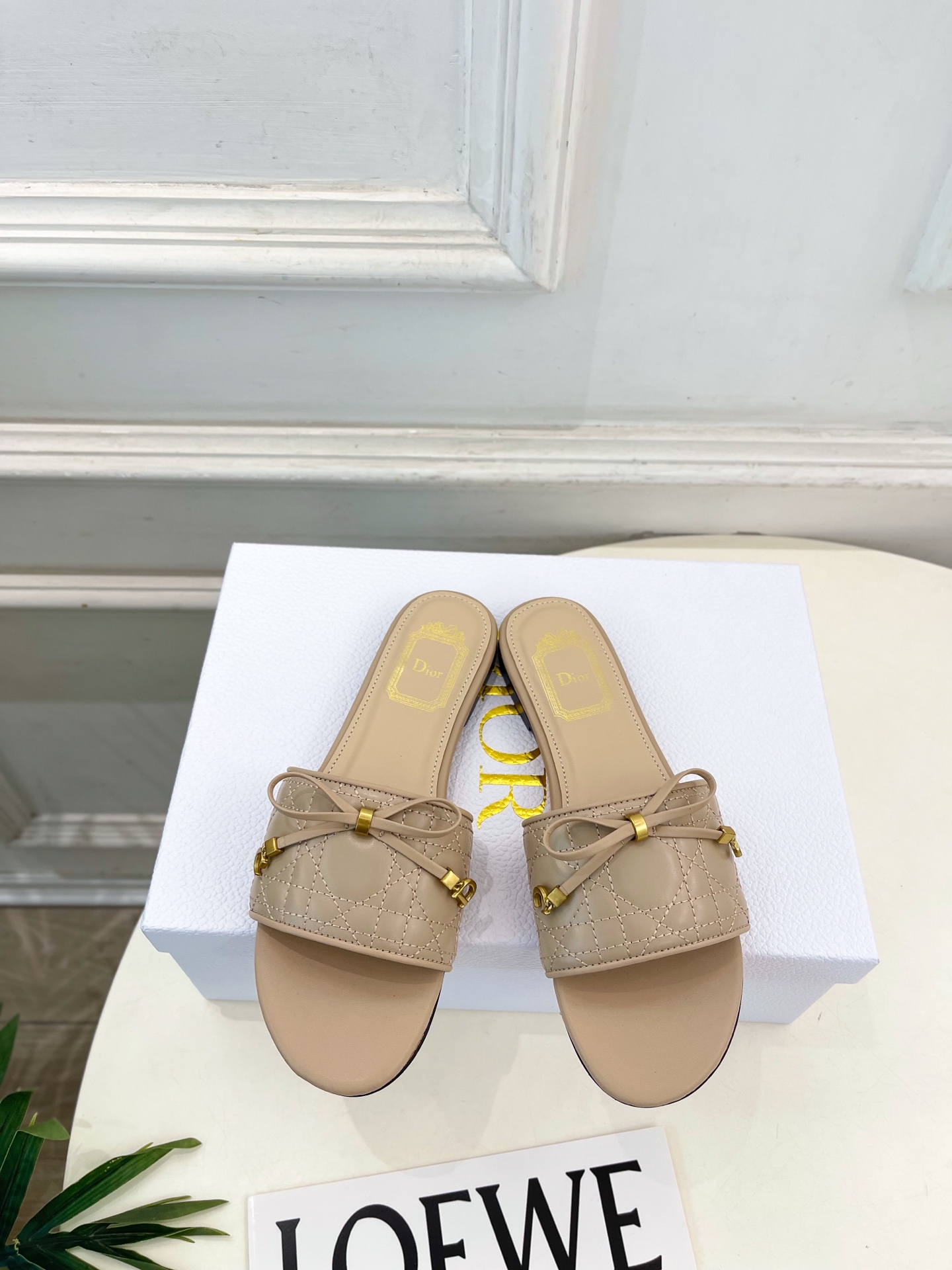 NO:874922,Dior | Dior 26 2026 spring and summer new products, top version, counter flagship new model Dior Cannage, cannage pattern bow flat, thick heel slippers, new hard goods, BS purchasing level!  Full of high-end feel!  A popular model among bloggers at home and abroad, it’s retro and fashionable, and your feet look stunning!  The official website’s main recommendation★ ━━━━━ t ━━━━━ Original custom-made cowhide for uppers Lining: Imported sheepskin lining Outsole Original imported genuine leather outsole Heel height 1cm/4cm Shoe size: 35-39 (40.41 customization is not returnable) Flat bottom Thick heel  No. 2606017,slippers,dior,dior,slippers,cowhide,sheepskin,Leather soles19860909Dior | 迪奥 26 2026春夏新品 顶级版本 专柜主打新款 Dior Cannage 藤格纹蝴蝶结平底 粗跟拖鞋 硬货上新 BS代购级别！高级感十足！国内外博主刷爆的一款,复古又时髦 上脚美炸了！官网主推款★ ━━━━━ t ━━━━━ 鞋面原版定制牛皮  内里: 进口羊皮里 大底原版进口真皮大底 跟高1cm/4cm 鞋码: 35-39（40.41定制不退换） 平底 粗跟 编号2606017,拖鞋,dior,dior,slippers,cowhide,sheepskin,Leather soles,Women's Shoes