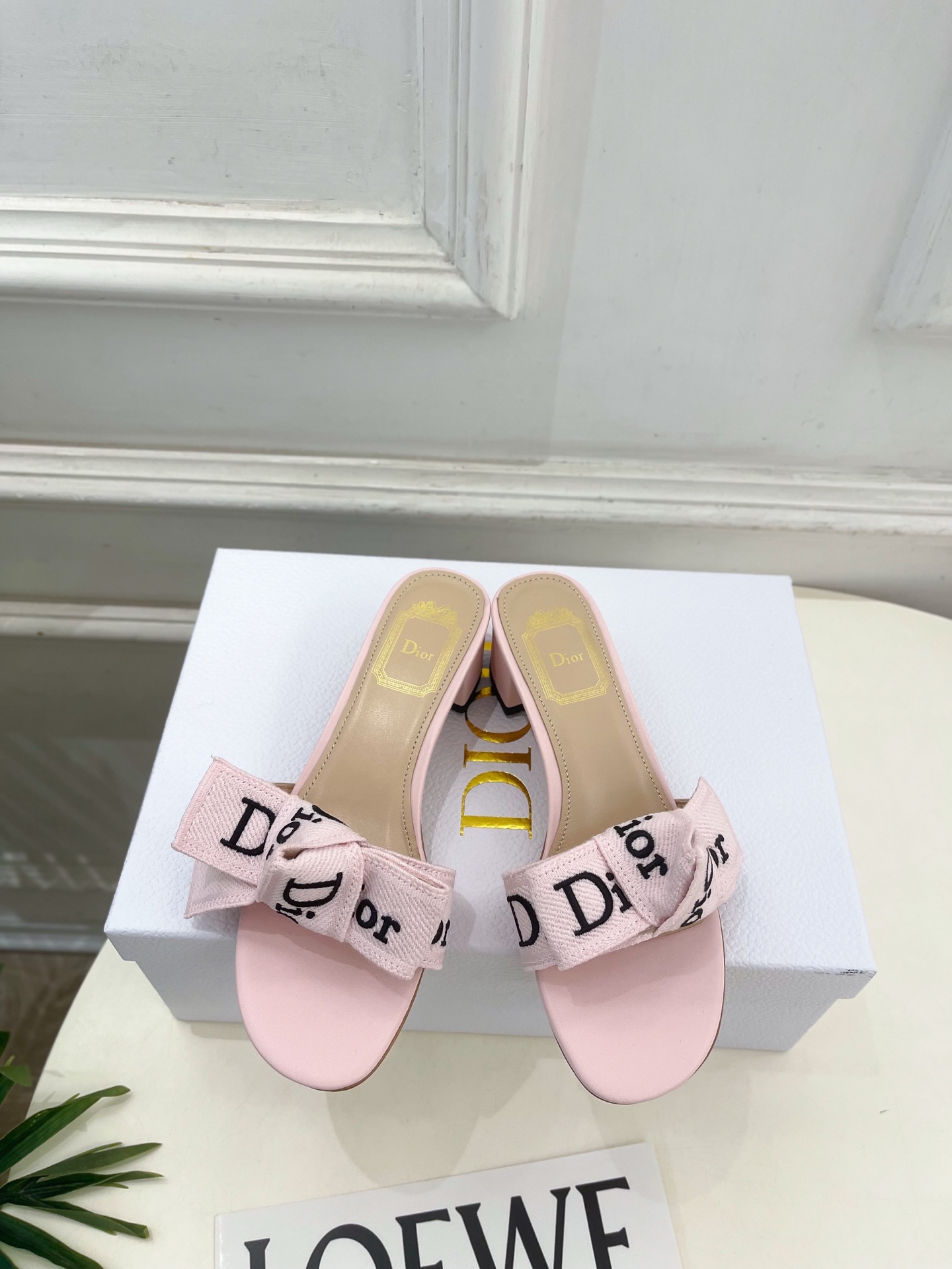 NO:874903,Dior | Dior 26 2026 spring and summer new products, top version, counter flagship new J'Adior embroidered ribbon bow flat thick heel slippers, new hard goods, BS purchasing level!  Full of high-end feel!  A popular model among bloggers at home and abroad, it’s retro and fashionable, and your feet look stunning!  Official website main recommendation★ ━━━━━ t ━━━━━ Original customized technical fabric for uppers Lining: Imported sheepskin lining Outsole Original imported genuine leather outsole High heel flat/4cm Shoe size: 35-39 (customized 40 and 41 are not returnable) Flat thick heel  No. 6017, slippers, dior, dior, slippers, sheepskin, Leather soles19860909Dior | 迪奥 26 2026春夏新品 顶级版本 专柜主打新款 J'Adior刺绣饰带蝴蝶结平底粗跟拖鞋 硬货上新 BS代购级别！高级感十足！国内外博主刷爆的一款,复古又时髦 上脚美炸了！官网主推款★ ━━━━━ t ━━━━━ 鞋面原版定制科技面料  内里: 进口羊皮里 大底原版进口真皮大底 跟高平底/4cm 鞋码: 35-39（40、41定制不退换） 平底 粗跟 编号6017,拖鞋,dior,dior,slippers,sheepskin,Leather soles,Women's Shoes
