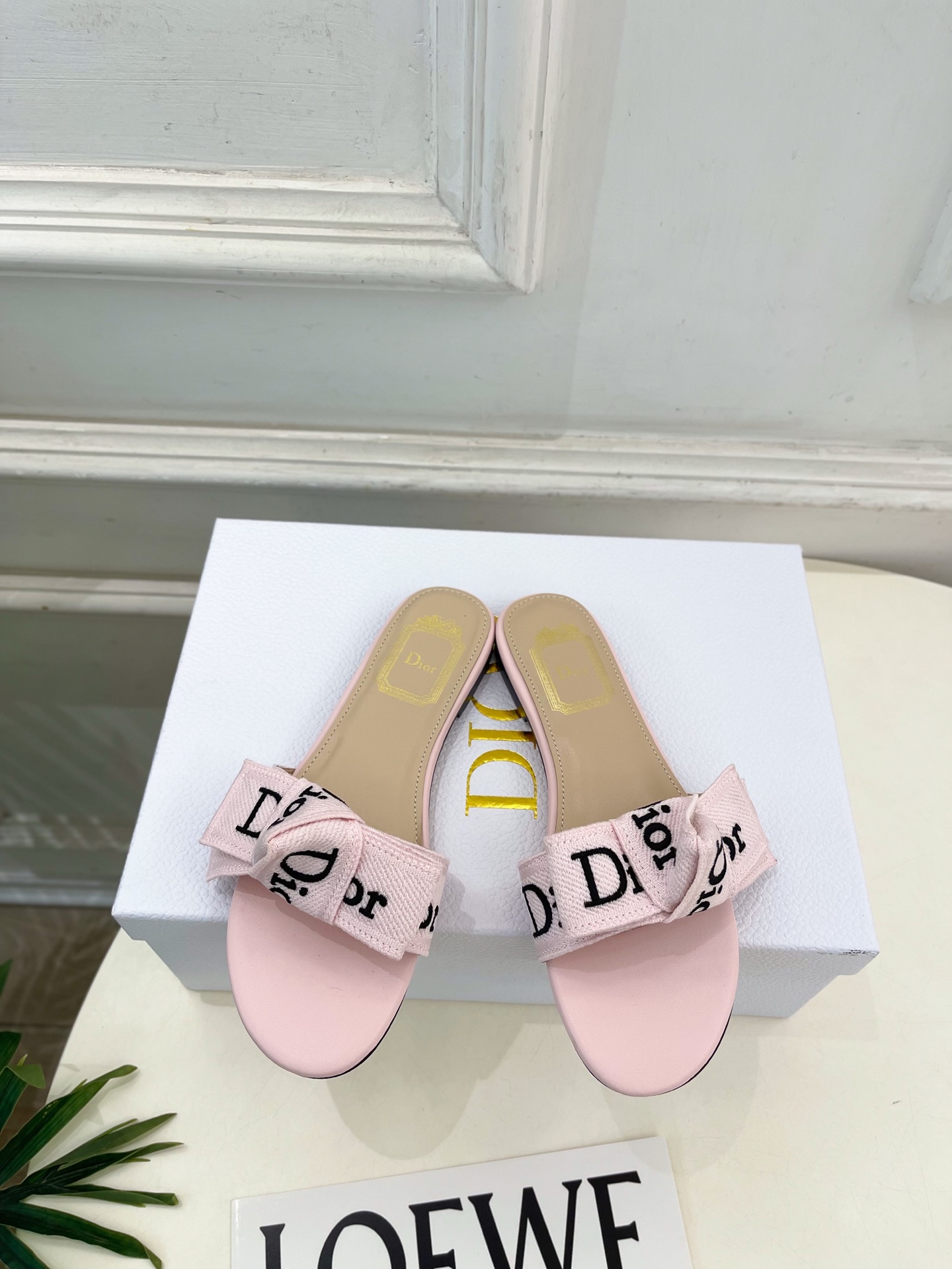 NO:874912,Dior | Dior 26 2026 spring and summer new products, top version, counter flagship new J'Adior embroidered ribbon bow flat thick heel slippers, new hard goods, BS purchasing level!  Full of high-end feel!  A popular model among bloggers at home and abroad, it’s retro and fashionable, and your feet look stunning!  Official website main recommendation★ ━━━━━ t ━━━━━ Original customized technical fabric for uppers Lining: Imported sheepskin lining Outsole Original imported genuine leather outsole High heel flat/4cm Shoe size: 35-39 (customized 40 and 41 are not returnable) Flat thick heel  No. 6017, slippers, dior, dior, slippers, sheepskin, Leather soles19860909Dior | 迪奥 26 2026春夏新品 顶级版本 专柜主打新款 J'Adior刺绣饰带蝴蝶结平底粗跟拖鞋 硬货上新 BS代购级别！高级感十足！国内外博主刷爆的一款,复古又时髦 上脚美炸了！官网主推款★ ━━━━━ t ━━━━━ 鞋面原版定制科技面料  内里: 进口羊皮里 大底原版进口真皮大底 跟高平底/4cm 鞋码: 35-39（40、41定制不退换） 平底 粗跟 编号6017,拖鞋,dior,dior,slippers,sheepskin,Leather soles,Women's Shoes