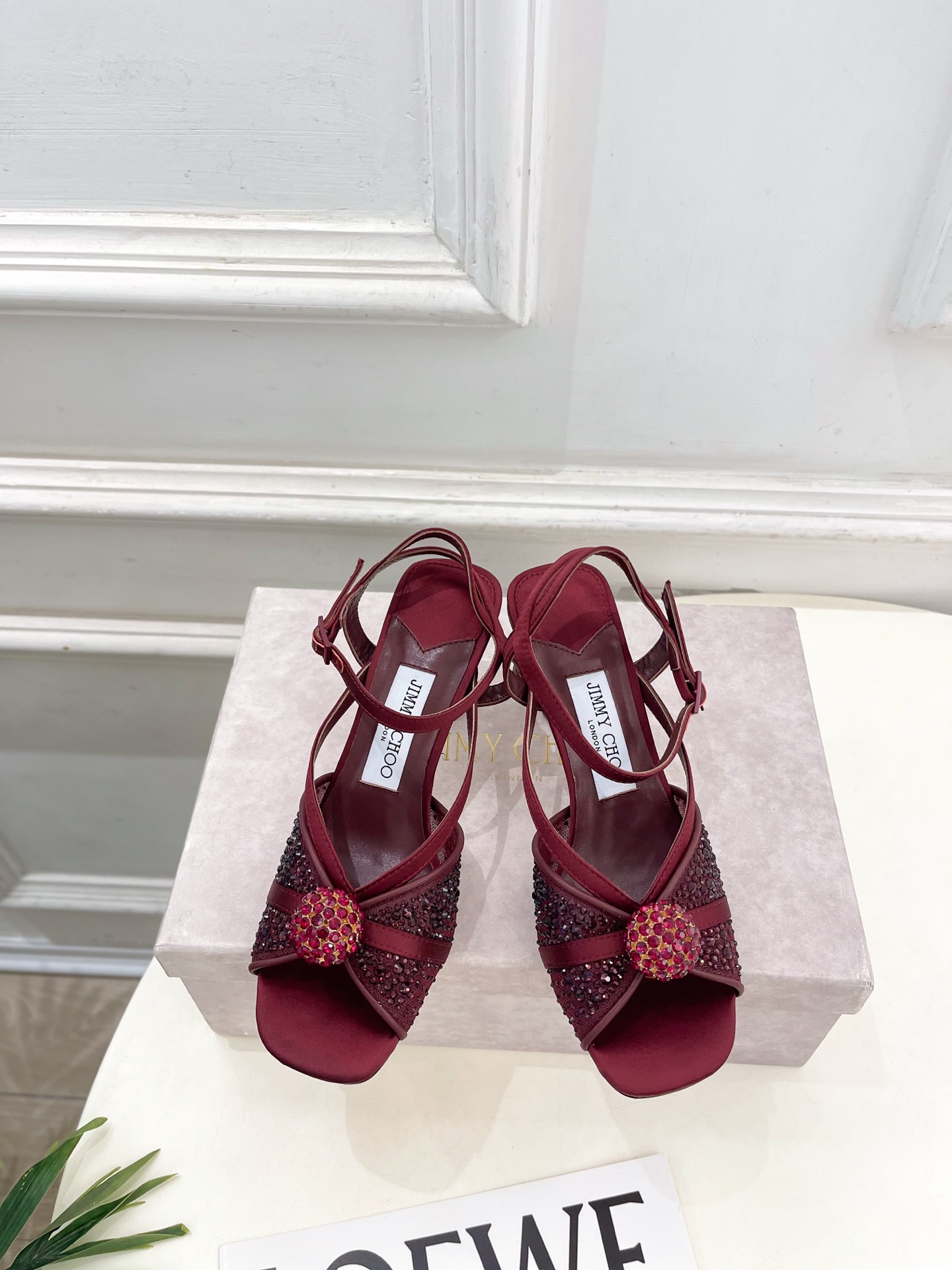 NO:874945,JimmyChoo 26 ——— 2026 spring and summer new products, the latest JC rhinestone ball mesh high-heeled sandals in the counter, BS celebrity style, super comfortable shoes for the feet, timeless, fashionable charm starts from the first step, enjoy the envious eyes, pointed-toe high heels are more popular this year, and have begun to lead the fashion trend again, versatile and durable!  Original high-custom mesh upper, imported sheepskin lining, original Italian leather outsole, heel height 7cm/9.5cm, size 35~39 (40.41 custom-made, non-returnable) No. 6045, high heels and sandals,jimmy choo,jimmy choo,sandals,high heels,sheepskin,Leather soles19860909JimmyChoo 吉米周 26 ———  2026春夏新品 专柜最新JC水钻球网纱高跟凉鞋 BS名媛气质款 上脚超级舒适的一款鞋,历久弥新,时髦魅力始于足下,悦享羡慕眼光,今年尖头高跟鞋比较香,又开始引领时尚趋势了,百搭耐看 ！ 鞋面原版高定制网纱 内里进口羊皮里 大底原版意大利真皮大底 跟高7cm/9.5cm 尺码35~39（40.41定做不退换）  编号6045,高跟鞋凉鞋,jimmy choo,jimmy choo,sandals,high heels,sheepskin,Leather soles,Women's Shoes
