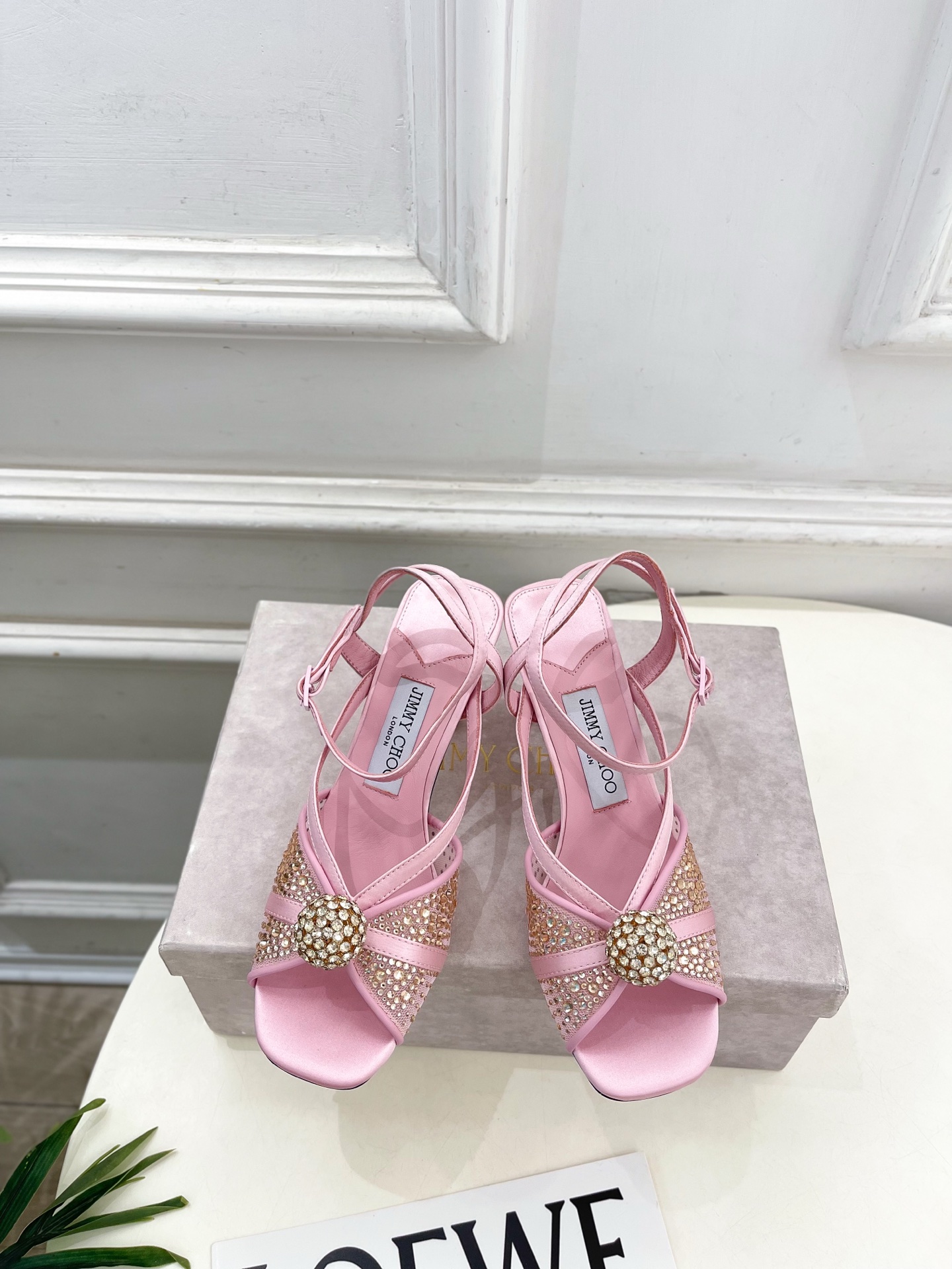 NO:874925,JimmyChoo 26 ——— 2026 spring and summer new products, the latest JC rhinestone ball mesh high-heeled sandals in the counter, BS celebrity style, super comfortable shoes for the feet, timeless, fashionable charm starts from the first step, enjoy the envious eyes, pointed-toe high heels are more popular this year, and have begun to lead the fashion trend again, versatile and durable!  Original high-custom mesh upper, imported sheepskin lining, original Italian leather outsole, heel height 7cm/9.5cm, size 35~39 (40.41 custom-made, non-returnable) No. 6045, high heels and slippers, jimmy choo, jimmy choo, sandals, high heels, slippers, sheepskin, Leather soles19860909JimmyChoo 吉米周 26 ———  2026春夏新品 专柜最新JC水钻球网纱高跟凉鞋 BS名媛气质款 上脚超级舒适的一款鞋,历久弥新,时髦魅力始于足下,悦享羡慕眼光,今年尖头高跟鞋比较香,又开始引领时尚趋势了,百搭耐看 ！ 鞋面原版高定制网纱 内里进口羊皮里 大底原版意大利真皮大底 跟高7cm/9.5cm 尺码35~39（40.41定做不退换）  编号6045,高跟鞋拖鞋,jimmy choo,jimmy choo,sandals,high heels,slippers,sheepskin,Leather soles,Women's Shoes