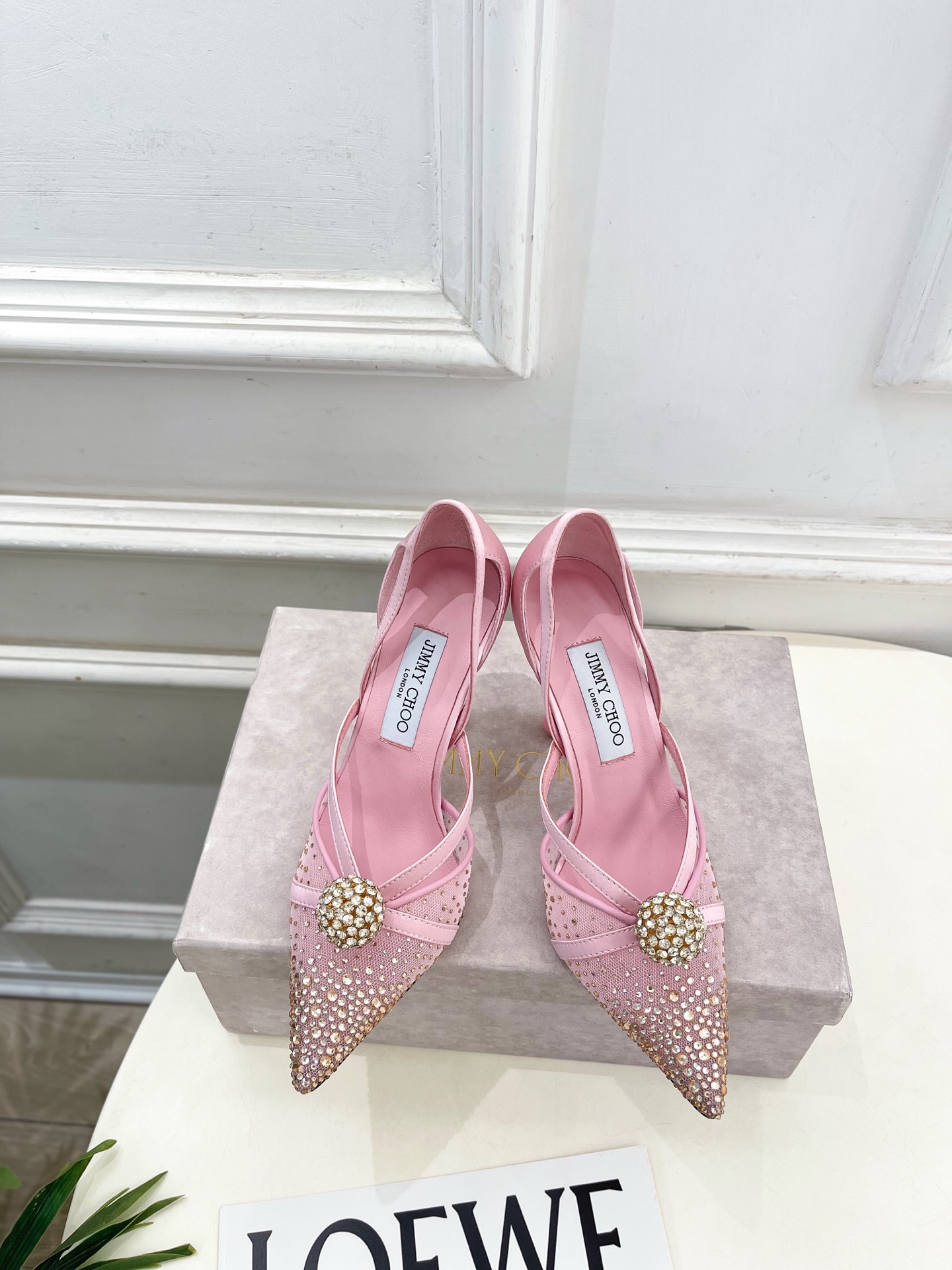 NO:874930,JimmyChoo 26 ———— 2026 spring and summer new products, the latest JC rhinestone ball mesh pointed toe high-heeled sandals in the counter, BS celebrity style, a super comfortable shoe for the feet, timeless, fashionable charm starts from the first step, enjoy the envious eyes, this year the pointed toe high heels are more fragrant, and have begun to lead the fashion trend again, versatile and durable!  Original high-custom mesh upper, imported sheepskin lining, original Italian leather outsole, heel height 7cm/9.5cm, size 35~39 (40.41 custom-made, non-returnable) No. 6045, high heels and slippers, jimmy choo, jimmy choo, sandals, high heels, slippers, sheepskin, Leather soles19860909JimmyChoo 吉米周 26 ———  2026春夏新品 专柜最新JC水钻球网纱尖头高跟凉鞋 BS名媛气质款 上脚超级舒适的一款鞋,历久弥新,时髦魅力始于足下,悦享羡慕眼光,今年尖头高跟鞋比较香,又开始引领时尚趋势了,百搭耐看 ！ 鞋面原版高定制网纱 内里进口羊皮里 大底原版意大利真皮大底 跟高7cm/9.5cm 尺码35~39（40.41定做不退换）  编号6045,高跟鞋拖鞋,jimmy choo,jimmy choo,sandals,high heels,slippers,sheepskin,Leather soles,Women's Shoes