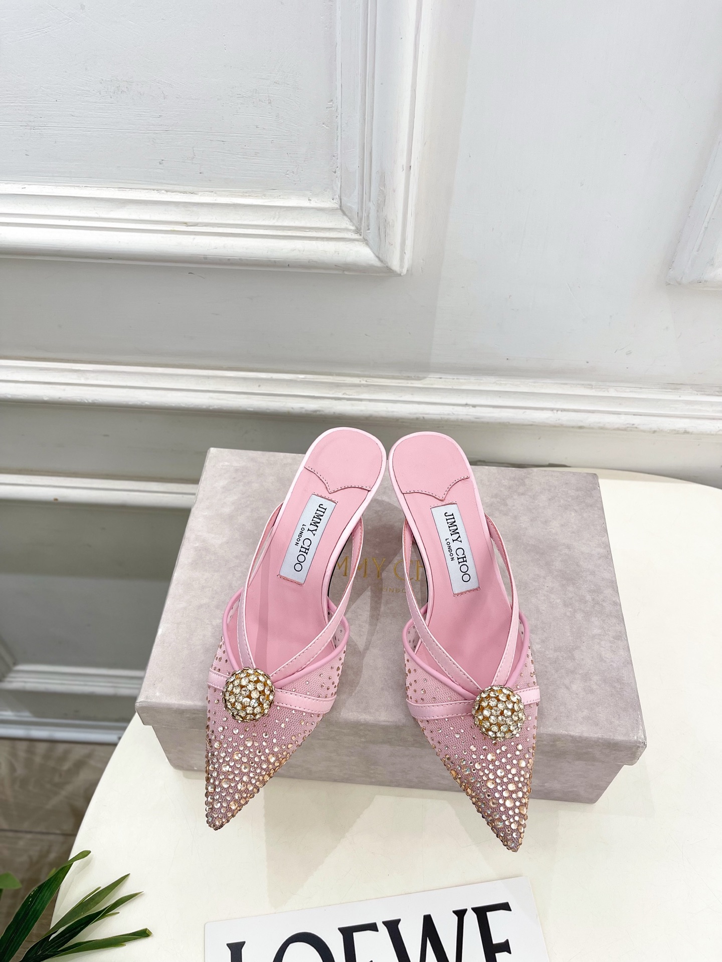 NO:874935,JimmyChoo Jimmy Choo 26 ——— 2026 spring and summer new products, the latest JC rhinestone ball mesh pointed toe high-heeled half-drag sandals, BS celebrity style, super comfortable shoes for the feet, timeless, fashionable charm starts from the first step, enjoy the envious eyes, this year the pointed toe high heels are more fragrant, and have begun to lead the fashion trend again, versatile and durable!  Original high-custom mesh upper, imported sheepskin lining, original Italian leather outsole, heel height 7cm, size 35~39 (40.41 custom-made, non-returnable) No. 6045, high heels and slippers, jimmy choo, jimmy choo, sandals, high heels, slippers, sheepskin, Leather soles19860909JimmyChoo 吉米周 26 ———  2026春夏新品 专柜最新JC水钻球网纱尖头高跟半拖凉鞋 BS名媛气质款 上脚超级舒适的一款鞋,历久弥新,时髦魅力始于足下,悦享羡慕眼光,今年尖头高跟鞋比较香,又开始引领时尚趋势了,百搭耐看 ！ 鞋面原版高定制网纱 内里进口羊皮里 大底原版意大利真皮大底 跟高7cm 尺码35~39（40.41定做不退换）  编号6045,高跟鞋拖鞋,jimmy choo,jimmy choo,sandals,high heels,slippers,sheepskin,Leather soles,Women's Shoes