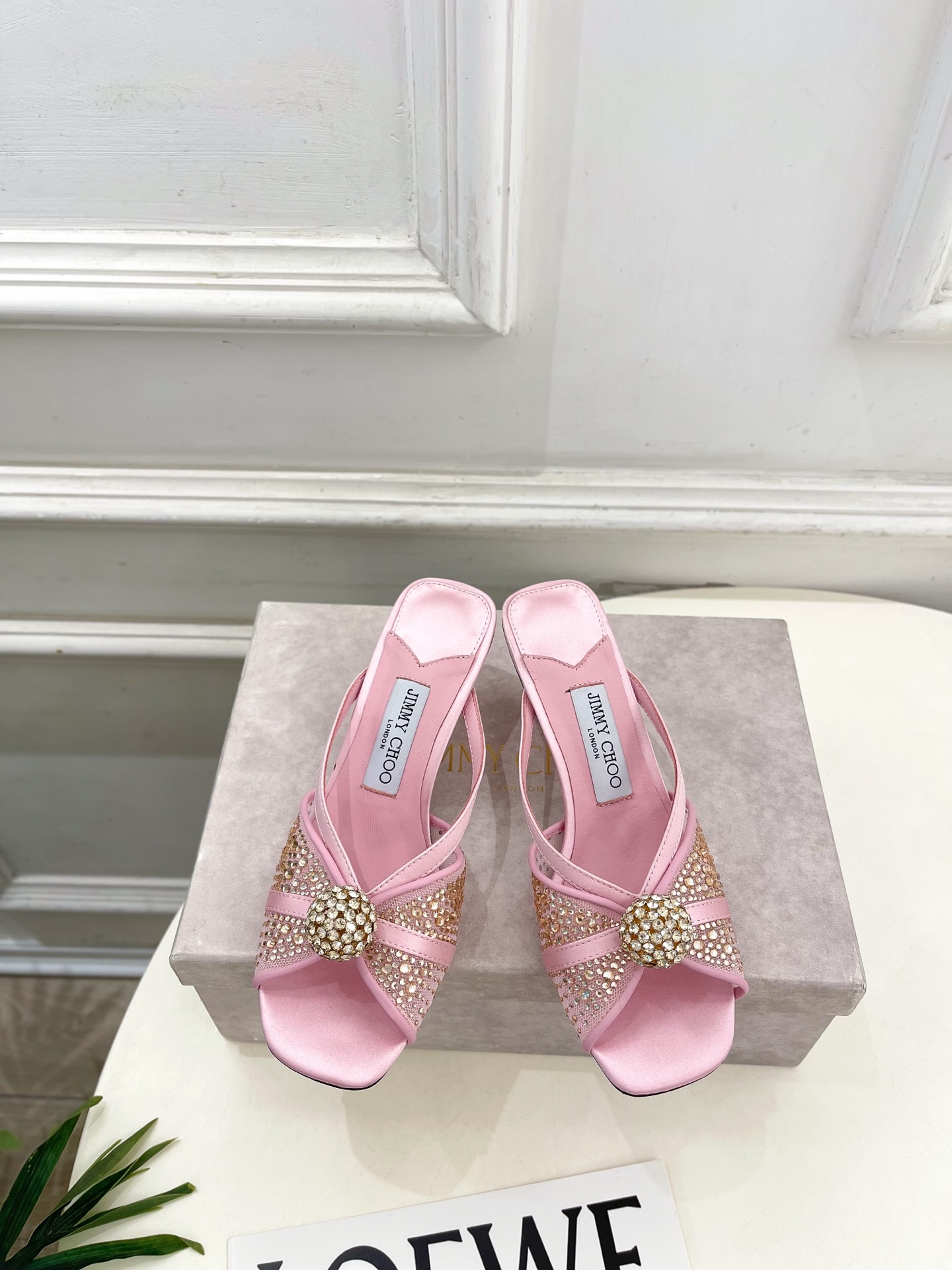 NO:874940,JimmyChoo 26 ——— 2026 spring and summer new products, the latest JC rhinestone ball mesh high-heeled slippers in the counter, BS celebrity style, super comfortable shoes for the feet, timeless, fashionable charm starts from the first step, enjoy the envious eyes, this year the pointed toe high heels are more fragrant, and have begun to lead the fashion trend again, versatile and durable!  Original high-custom mesh upper, imported sheepskin lining, original Italian leather outsole, heel height 6cm, size 35~39 (40.41 custom-made, non-returnable) No. 6045, high heels and slippers, jimmy choo, jimmy choo, high heels, slippers, sheepskin, Leather soles19860909JimmyChoo 吉米周 26 ———  2026春夏新品 专柜最新JC水钻球网纱高跟拖鞋 BS名媛气质款 上脚超级舒适的一款鞋,历久弥新,时髦魅力始于足下,悦享羡慕眼光,今年尖头高跟鞋比较香,又开始引领时尚趋势了,百搭耐看 ！ 鞋面原版高定制网纱 内里进口羊皮里 大底原版意大利真皮大底 跟高6cm 尺码35~39（40.41定做不退换）  编号6045,高跟鞋拖鞋,jimmy choo,jimmy choo,high heels,slippers,sheepskin,Leather soles,Women's Shoes