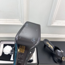 𝐂𝐇𝐀𝐍𝐄𝐋 | 小香 26𝐬𝐬 🦋2026 春夏新品 专柜经典走秀款 小香双C山茶花方头夹脚高跟 𝐂𝐇𝐀𝐍𝐄𝐋 | 小香 26𝐬𝐬 🦋2026 春夏新品 专柜经典走秀款 小香双C山茶花方头夹脚高跟