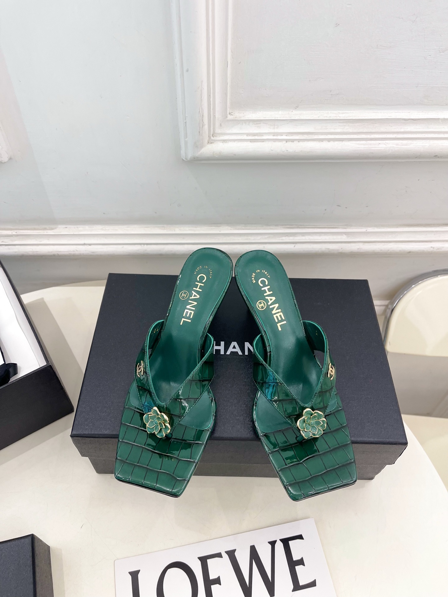 NO:874920,| Xiaoxiang 26 2026 spring and summer new products, classic catwalk style in the counter, Xiaoxiang Double C Camellia square toe flip-flops high-heeled slippers are new in the series. The absolute best in the BS fashion circle. The matching will interpret the meticulous, minimalist and never-fading classic elements, showing a unique dressing style that is too beautiful to say. A must-have for summer... ━━━━━ t  ━━━━━ Highly customized upper with original lambskin, lining with imported silk sheepskin, outsole with original imported leather outsole, heel height 6cm, shoe size: 35-39 (40.41 customized, non-returnable) No. 6043, split-toe shoes, slippers, sheepskin, Leather soles19860909| 小香 26 2026 春夏新品 专柜经典走秀款 小香双C山茶花方头夹脚高跟拖鞋 系列上新 BS时尚圈的绝绝子 搭配将演绎着细致 极简 永不褪去的经典元素 展现与众不同的穿搭风格美到无话可说 夏季必入款…… ━━━━━ t ━━━━━ 鞋面高定制原版小羊皮 内里进口丝绸羊皮里 大底原版进口真皮大底 跟高6cm 鞋码: 35-39（40.41定制不退换）  编号6043,分趾鞋,slippers,sheepskin,Leather soles,Women's Shoes