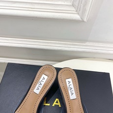 ALAÏA 阿莱亚26𝐬𝐬 2026春夏新品 秀场同款 BLOOM尖头胶片花朵猫跟穆勒鞋——————— ALAÏA 阿莱亚26𝐬𝐬 2026春夏新品 秀场同款 BLOOM尖头胶片花朵猫跟穆勒鞋———————