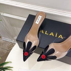 ALAÏA 阿莱亚26𝐬𝐬 2026春夏新品 秀场同款 BLOOM尖头胶片花朵猫跟穆勒鞋——————— ALAÏA 阿莱亚26𝐬𝐬 2026春夏新品 秀场同款 BLOOM尖头胶片花朵猫跟穆勒鞋———————