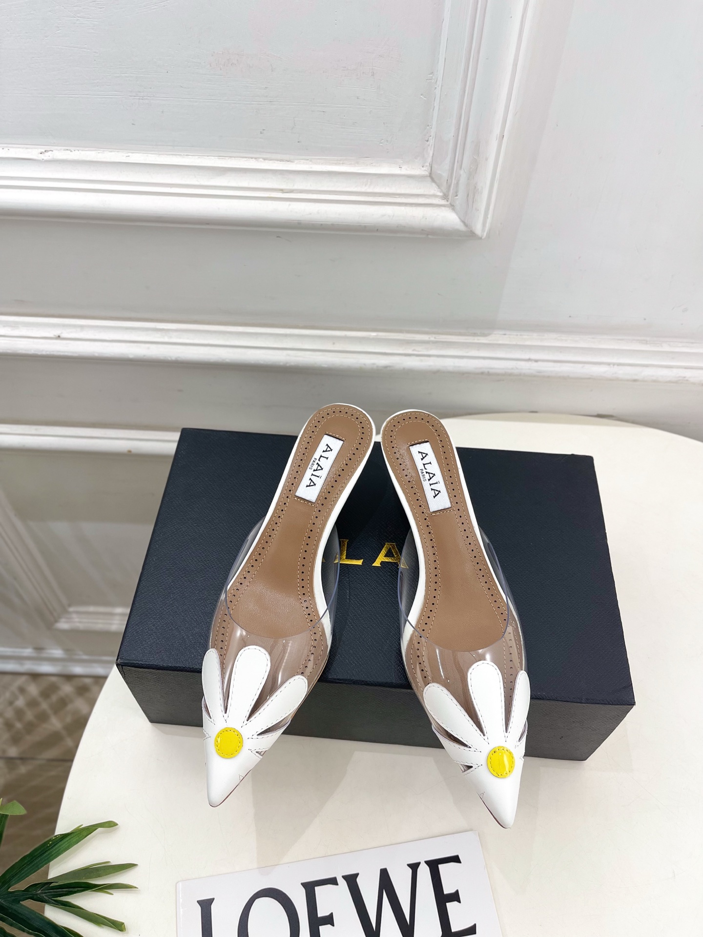 ALAÏA 阿莱亚26𝐬𝐬  2026春夏新品 秀场同款 BLOOM尖头胶片花朵猫跟穆勒鞋———————
