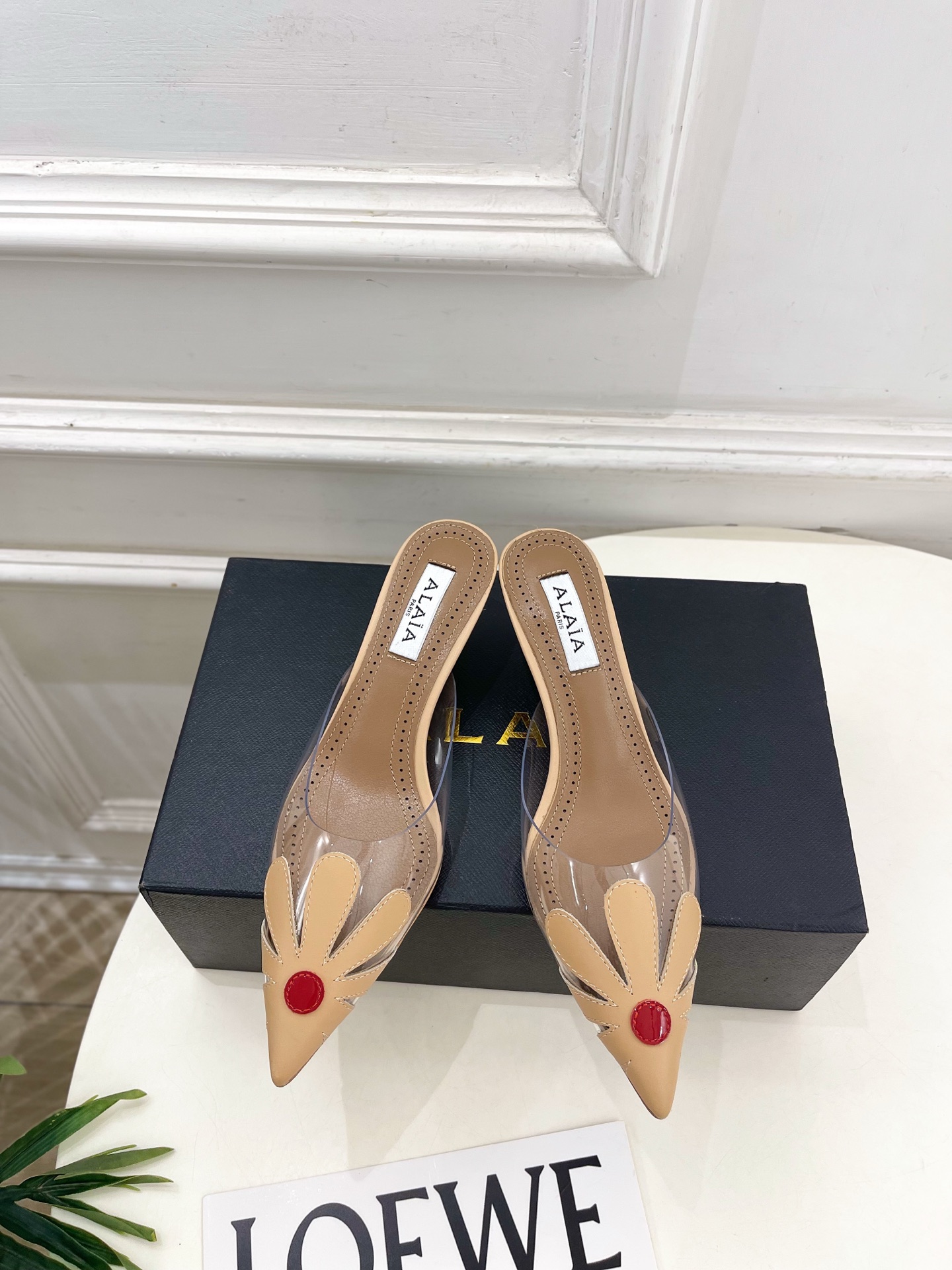 ALAÏA 阿莱亚26𝐬𝐬  2026春夏新品 秀场同款 BLOOM尖头胶片花朵猫跟穆勒鞋———————