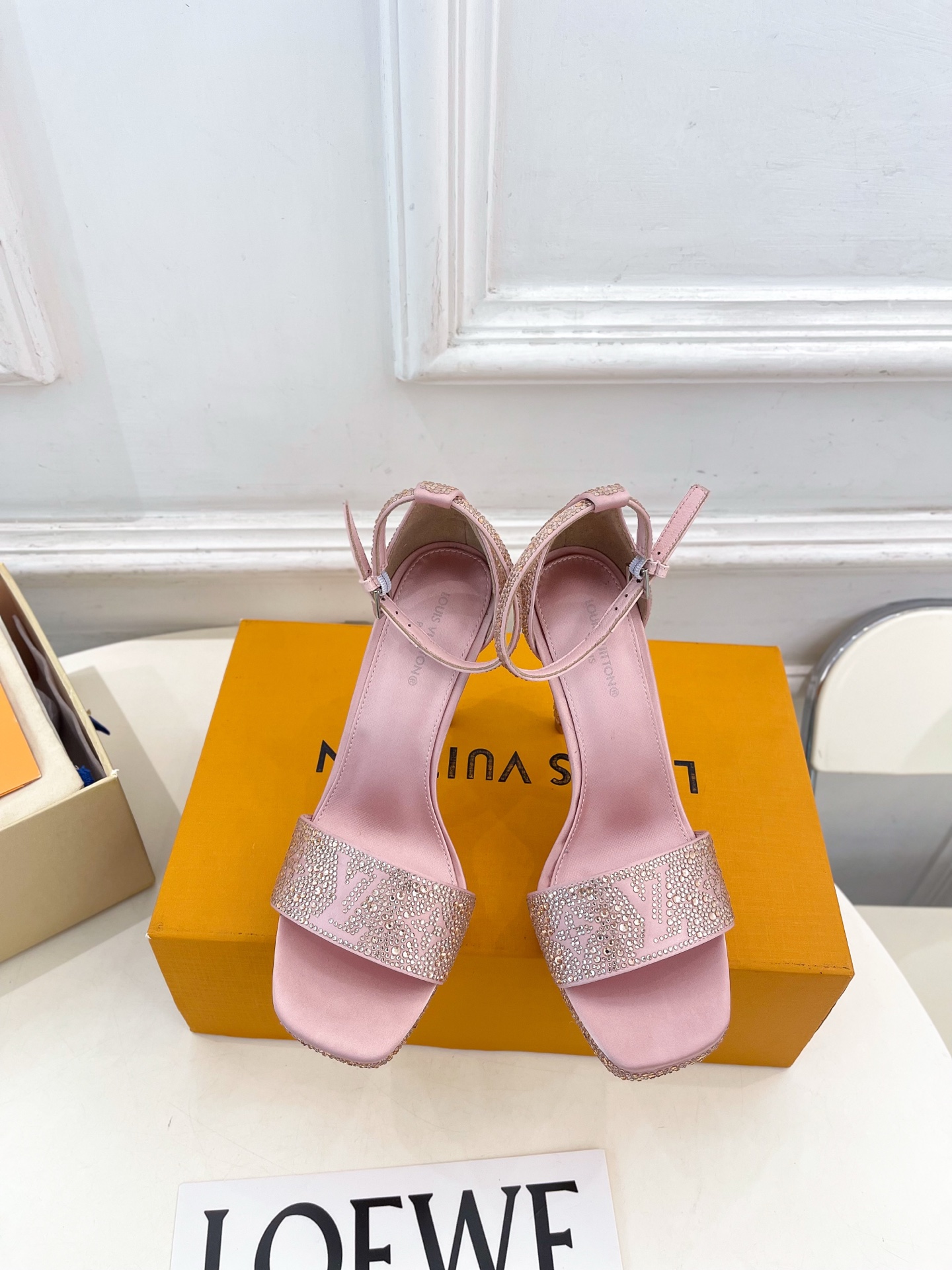 NO:874905,LV | Louis Vuitton 26 2026 spring and summer new products, top version, the counter features the latest hot products, GALA PLATFORM rhinestone high-heeled platform sandals, new hard goods, BS purchasing level!  Full of high-end feel!  A popular model among bloggers at home and abroad, it is retro, fashionable and looks great on your feet!  The official website’s main recommendation★ ━━━━━ t ━━━━━ Original custom-made silk satin upper, imported goat leather lining, original Italian leather outsole, heel height 11cm/front platform 1.5cm, shoe size: 35-39 (34, 40, 41 customization is not returnable)  No. 2606001, high heels sandals, louis vuitton, louis vuitton, tom ford, sandals, high heels, sheepskin, real silk, silk fabric, Leather soles19860909LV | 路易威登 26 2026春夏新品 顶级版本 专柜主打最新品爆款 GALA PLATFORM水钻高跟防水台凉鞋 硬货上新 BS代购级别！高级感十足！国内外博主刷爆的一款,复古又时髦上脚美炸了！官网主推款★ ━━━━━ t ━━━━━ 鞋面原版定制真丝绸缎 内里进口山羊皮里 大底原版意大利真皮大底 跟高11cm/前水台1.5cm 鞋码: 35-39（34、40、41定制不退换） 编号2606001,高跟鞋凉鞋,louis vuitton,louis vuitton,tom ford,sandals,high heels,sheepskin,real silk,silk fabric,Leather soles,Women's Shoes