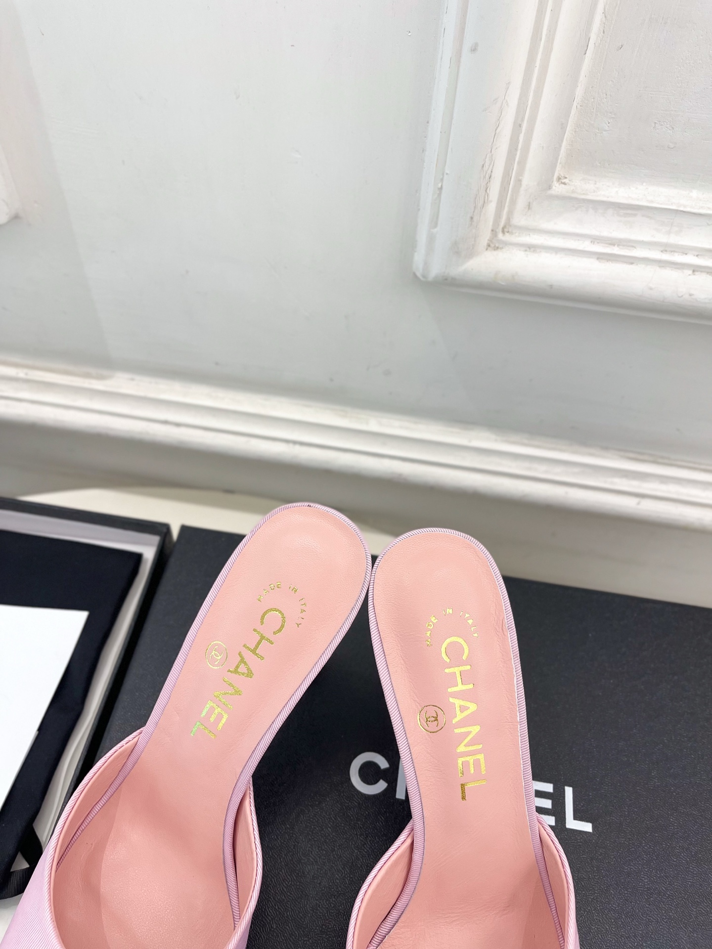 𝐂𝐇𝐀𝐍𝐄𝐋  | 小香  26𝐬𝐬 🦋2026 春夏新品  专柜经典走秀款 小香双C拼色平底玛丽珍鞋 