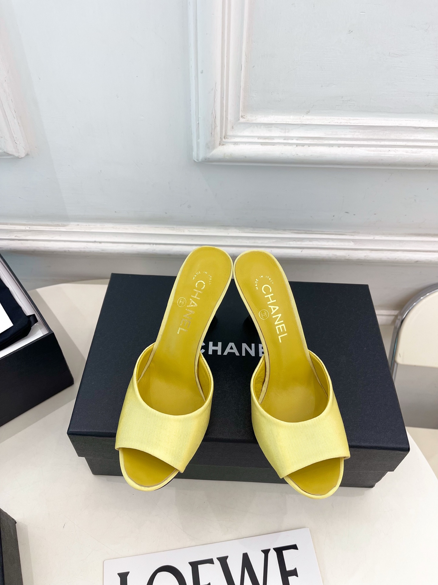 NO:874900,| Xiaoxiang 26 2026 spring and summer new products, classic catwalk models in the counter, Xiaoxiang double C color-blocked flat Mary Jane shoes are new in the series. The absolute best in the BS fashion circle. The matching will interpret the meticulous, minimalist and classic elements that will never fade away. It will show a unique dressing style that is too beautiful to say. A must-have style in summer... ━━━━━ t ━━━━━  Highly customized upper with original lambskin/striped cloth, lining with imported silk sheepskin, outsole with original imported leather outsole, heel height 9cm, shoe size: 35-39 (40.41 customized, non-refundable), No. 2606043, high heels and slippers, mary jane, high heels, slippers, sheepskin, Leather soles19860909| 小香 26 2026 春夏新品 专柜经典走秀款 小香双C拼色平底玛丽珍鞋 系列上新 BS时尚圈的绝绝子 搭配将演绎着细致 极简 永不褪去的经典元素 展现与众不同的穿搭风格美到无话可说 夏季必入款…… ━━━━━ t ━━━━━ 鞋面高定制原版小羊皮/条纹布 内里进口丝绸羊皮里 大底原版进口真皮大底 跟高9cm 鞋码: 35-39（40.41定制不退换）  编号2606043,高跟鞋拖鞋,mary jane,high heels,slippers,sheepskin,Leather soles,Women's Shoes