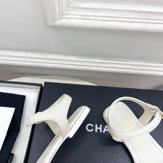 𝐂𝐇𝐀𝐍𝐄𝐋 | 小香 26𝐬𝐬 🦋2026 春夏新品 专柜经典走秀款 小香双C扣一字带平底凉鞋 𝐂𝐇𝐀𝐍𝐄𝐋 | 小香 26𝐬𝐬 🦋2026 春夏新品 专柜经典走秀款 小香双C扣一字带平底凉鞋