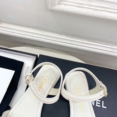 𝐂𝐇𝐀𝐍𝐄𝐋 | 小香 26𝐬𝐬 🦋2026 春夏新品 专柜经典走秀款 小香双C扣一字带平底凉鞋 𝐂𝐇𝐀𝐍𝐄𝐋 | 小香 26𝐬𝐬 🦋2026 春夏新品 专柜经典走秀款 小香双C扣一字带平底凉鞋