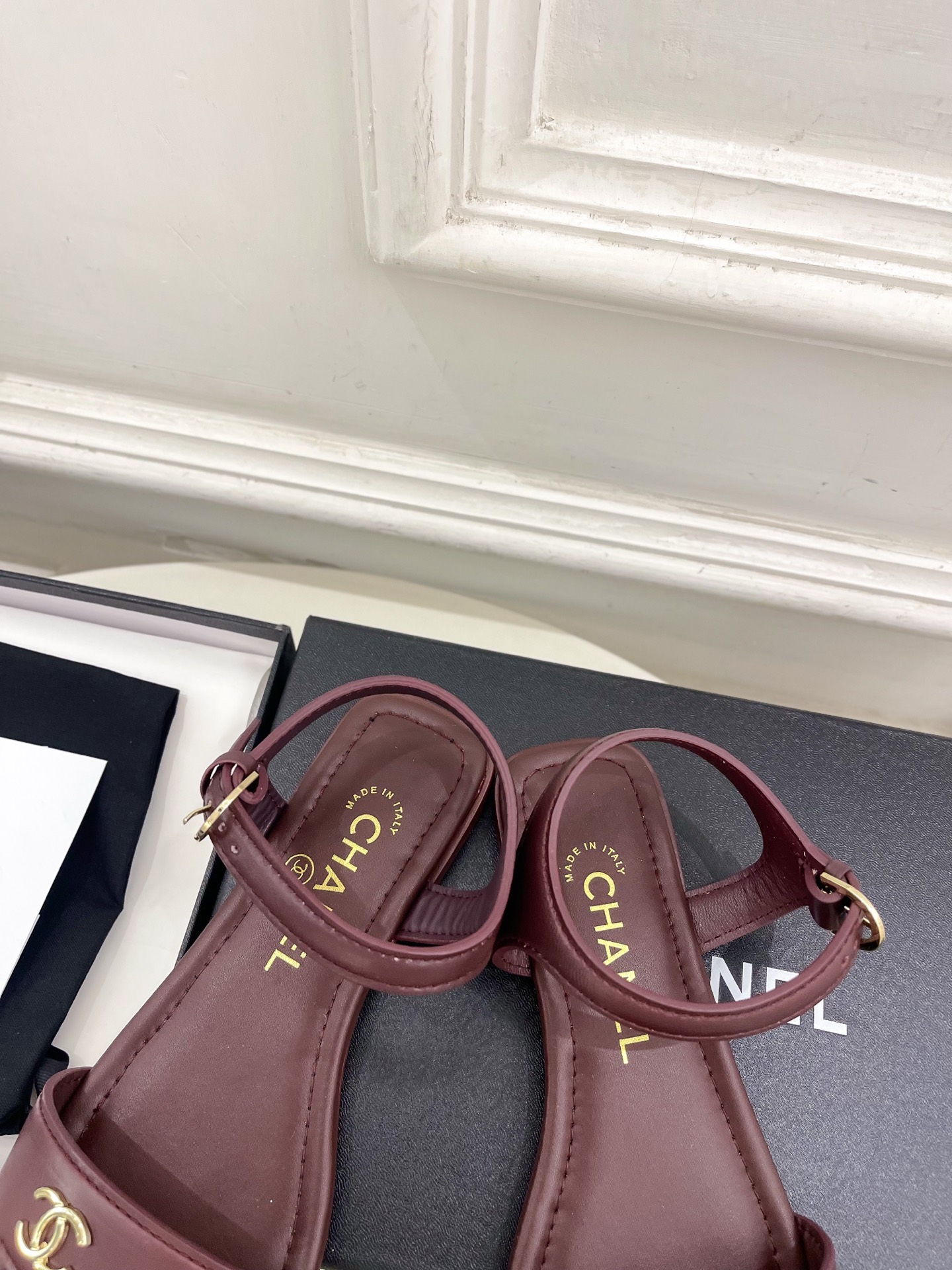 𝐂𝐇𝐀𝐍𝐄𝐋  | 小香  26𝐬𝐬 🦋2026 春夏新品  专柜经典走秀款 小香双C扣一字带平底凉鞋 