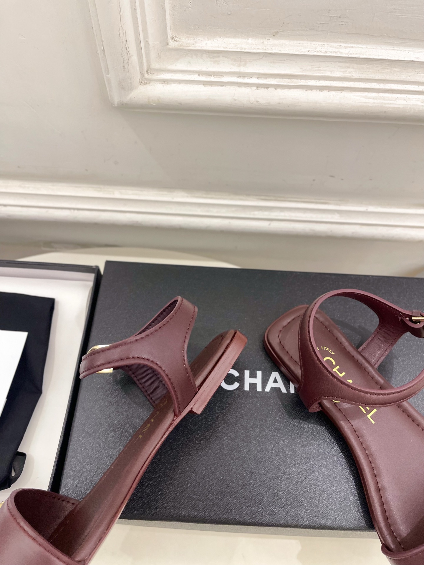 𝐂𝐇𝐀𝐍𝐄𝐋  | 小香  26𝐬𝐬 🦋2026 春夏新品  专柜经典走秀款 小香双C扣一字带平底凉鞋 