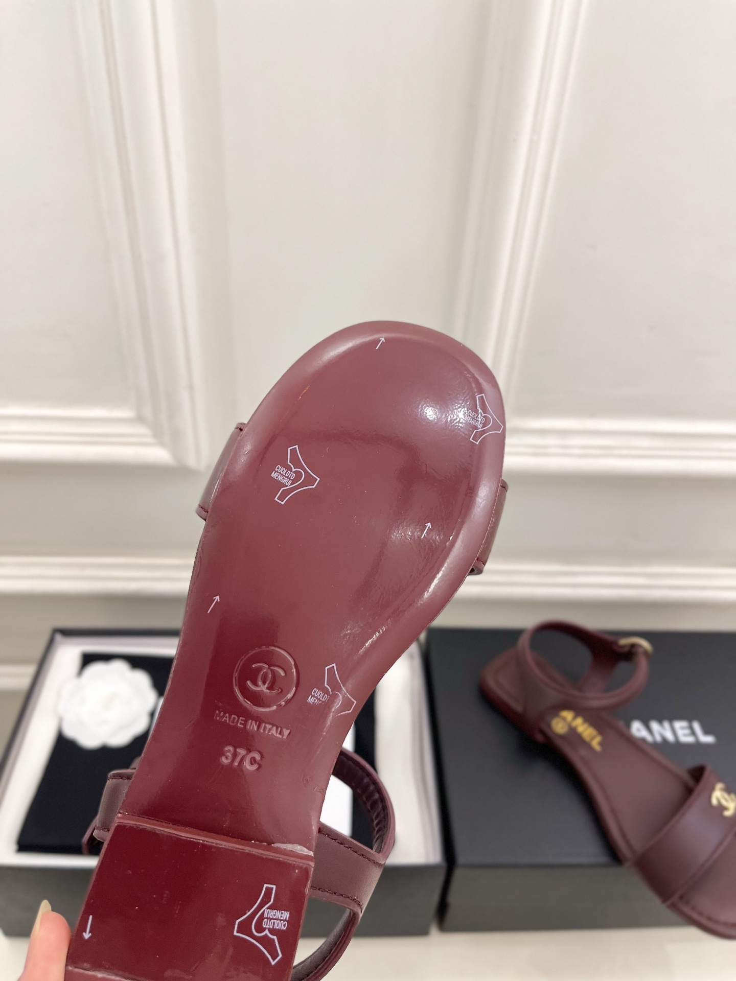 𝐂𝐇𝐀𝐍𝐄𝐋  | 小香  26𝐬𝐬 🦋2026 春夏新品  专柜经典走秀款 小香双C扣一字带平底凉鞋 