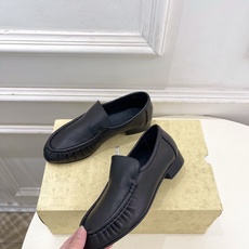 The row 2026春夏新品 复古褶皱一脚蹬乐福鞋—————————作为这两年最受欢迎的设计师牌,设 The row 2026春夏新品 复古褶皱一脚蹬乐福鞋—————————作为这两年最受欢迎的设计师牌,设