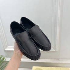 The row 2026春夏新品 复古褶皱一脚蹬乐福鞋—————————作为这两年最受欢迎的设计师牌,设 The row 2026春夏新品 复古褶皱一脚蹬乐福鞋—————————作为这两年最受欢迎的设计师牌,设