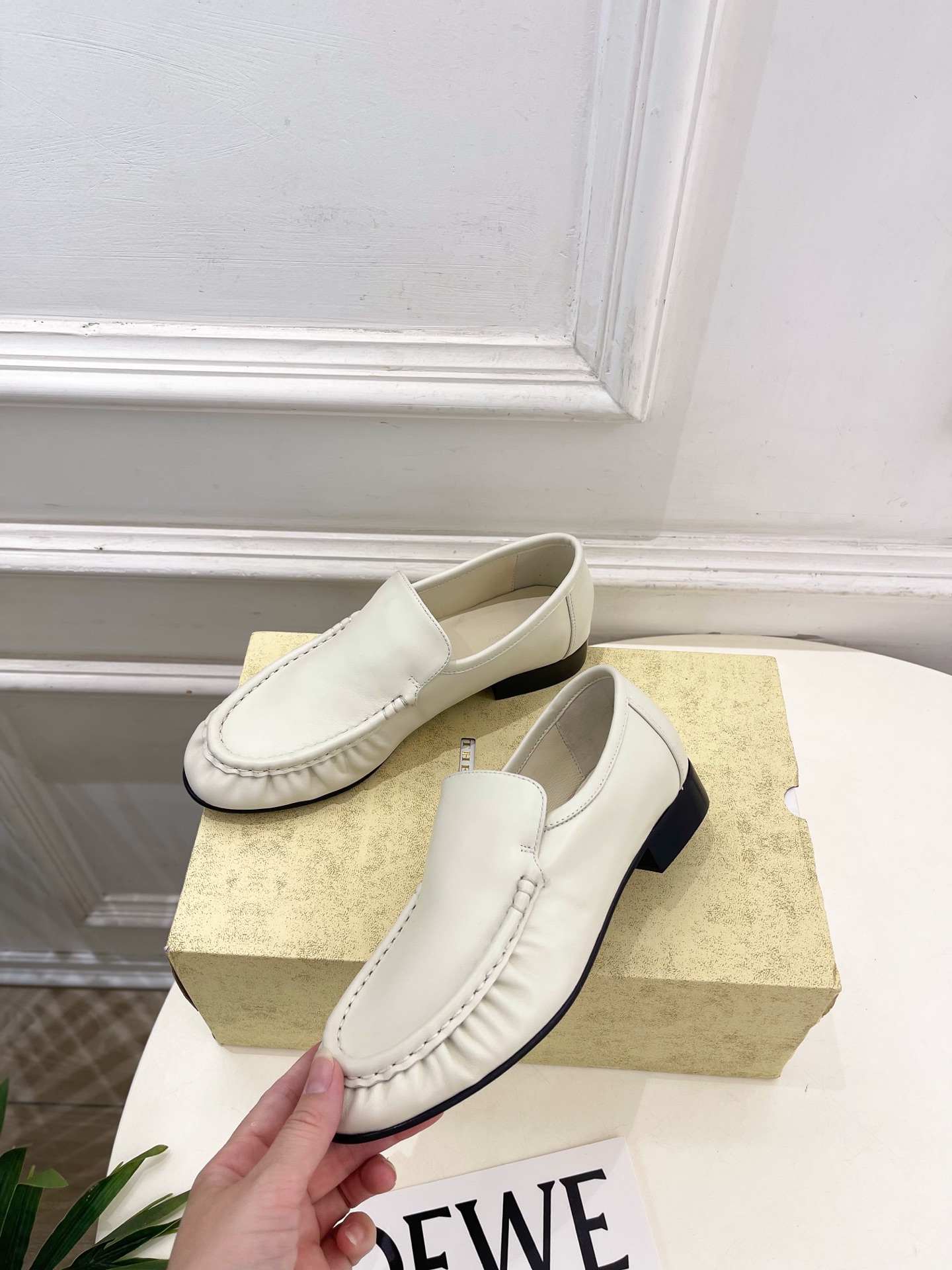 The row 2026春夏新品 复古褶皱一脚蹬乐福鞋—————————作为这两年最受欢迎的设计师牌,设 The row 2026春夏新品 复古褶皱一脚蹬乐福鞋—————————作为这两年最受欢迎的设计师牌,设