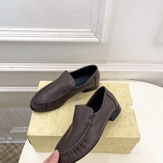 The row 2026春夏新品 复古褶皱一脚蹬乐福鞋—————————作为这两年最受欢迎的设计师牌,设 The row 2026春夏新品 复古褶皱一脚蹬乐福鞋—————————作为这两年最受欢迎的设计师牌,设