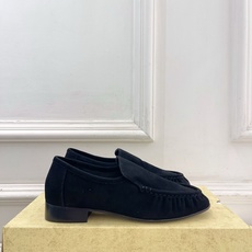 The row 2026春夏新品 复古褶皱一脚蹬乐福鞋—————————作为这两年最受欢迎的设计师牌,设 The row 2026春夏新品 复古褶皱一脚蹬乐福鞋—————————作为这两年最受欢迎的设计师牌,设