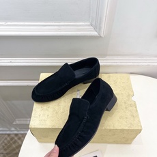 The row 2026春夏新品 复古褶皱一脚蹬乐福鞋—————————作为这两年最受欢迎的设计师牌,设 The row 2026春夏新品 复古褶皱一脚蹬乐福鞋—————————作为这两年最受欢迎的设计师牌,设