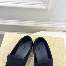 The row 2026春夏新品 复古褶皱一脚蹬乐福鞋—————————作为这两年最受欢迎的设计师牌,设 The row 2026春夏新品 复古褶皱一脚蹬乐福鞋—————————作为这两年最受欢迎的设计师牌,设