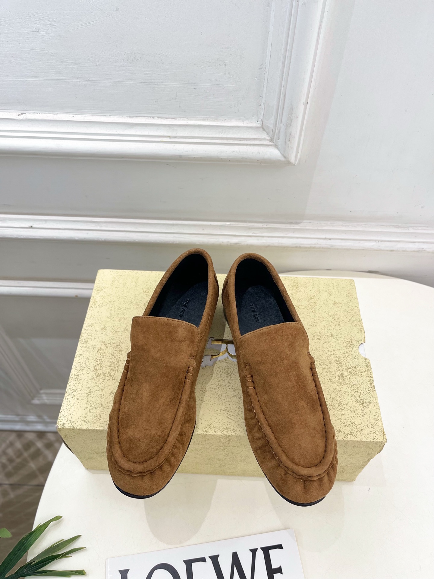NO:874885,The row 2026 spring and summer new product retro pleated slip-on loafers ———————— As the most popular designer brand in the past two years, the design is simple, the details are clever, fresh and refined!  If you don’t want to hit the streets with random styles, you can check out this brand. It’s relatively niche but is so easy to match. You can see this brand everywhere on Instagram and Xiaohongshu!  BS original version customized one to one!  Original specific cowhide leather for the upper, imported mixed sheepskin lining, original imported leather outsole, heel height 2cm, size 35~39 (40.41 custom made, non-refundable) No. 2606045, loafers, sheepskin, Leather soles19860909The row 2026春夏新品 复古褶皱一脚蹬乐福鞋 ————————— 作为这两年最受欢迎的设计师牌,设计简单、细节巧妙、清新脱俗！ 不想满大街撞款的可以看看这个品牌,比较小众却又是那么好搭配,ins、小红书随处可见这个品牌的身影 ！BS原版一比一定制！ 鞋面原版特定牛猄皮 内里进口混种羊皮 大底原版进口真皮大底 跟高2cm 码数35~39(40.41订做不退换） 编号2606045,乐福鞋,loafers,sheepskin,Leather soles,Women's Shoes