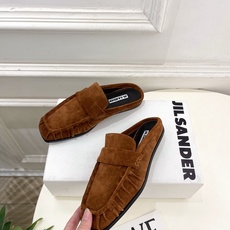 Jil Sander(吉尔·桑达)2026 春夏新品 JD极简褶皱方头平底半拖鞋————————JS作为 Jil Sander(吉尔·桑达)2026 春夏新品 JD极简褶皱方头平底半拖鞋————————JS作为