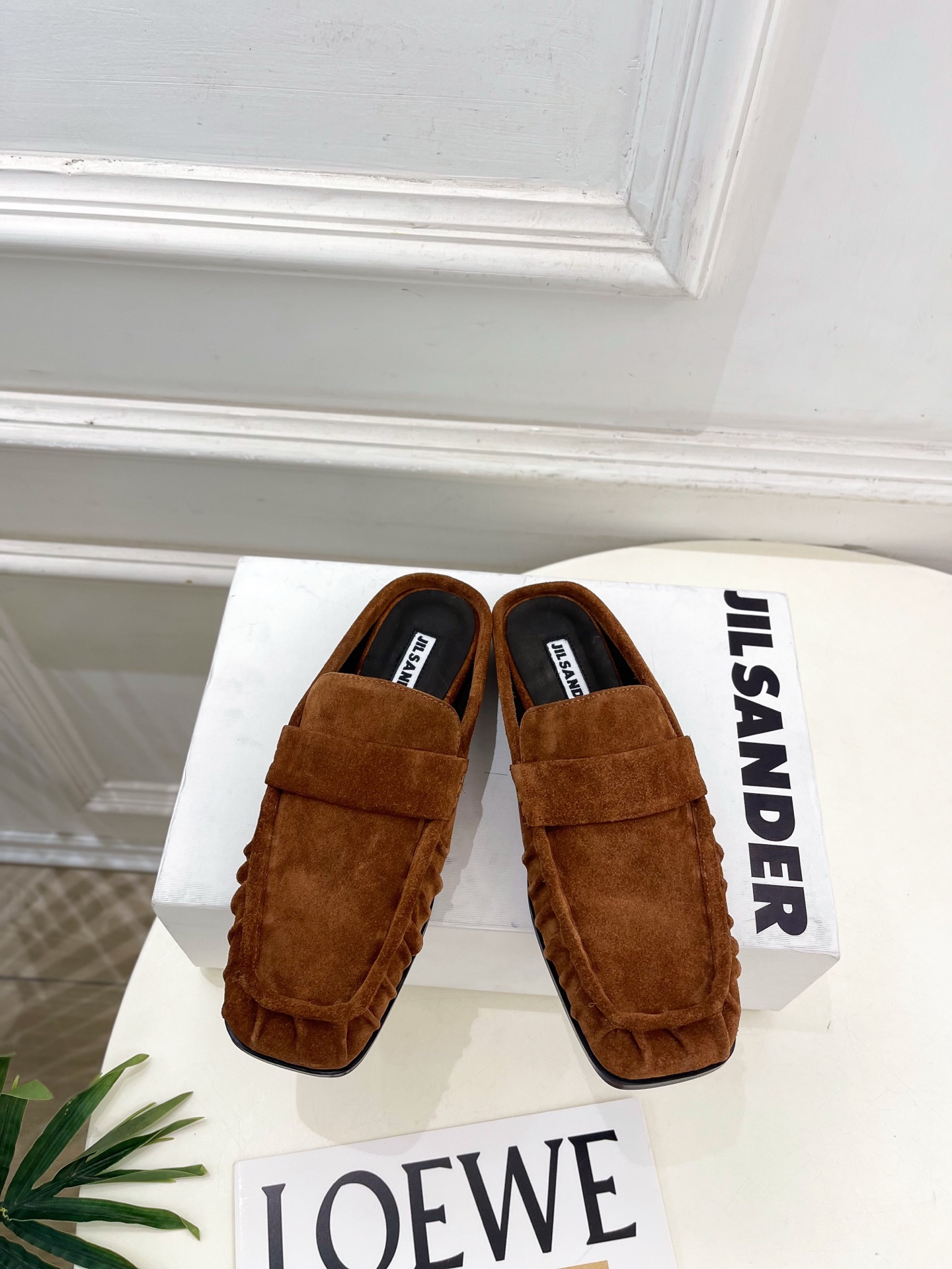 Jil Sander(吉尔·桑达）2026 春夏新品 JD极简褶皱方头平底半拖鞋————————JS作为