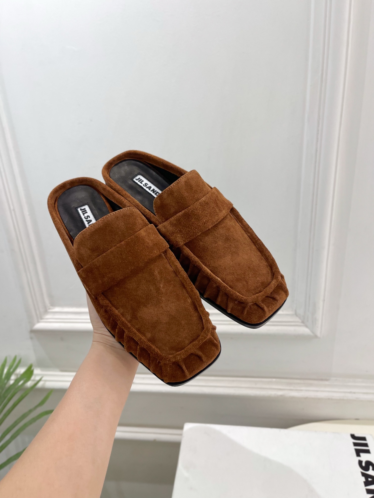Jil Sander(吉尔·桑达)2026 春夏新品 JD极简褶皱方头平底半拖鞋————————JS作为 Jil Sander(吉尔·桑达)2026 春夏新品 JD极简褶皱方头平底半拖鞋————————JS作为