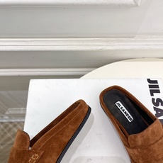 Jil Sander(吉尔·桑达)2026 春夏新品 JD极简褶皱方头平底半拖鞋————————JS作为 Jil Sander(吉尔·桑达)2026 春夏新品 JD极简褶皱方头平底半拖鞋————————JS作为