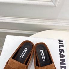 Jil Sander(吉尔·桑达)2026 春夏新品 JD极简褶皱方头平底半拖鞋————————JS作为 Jil Sander(吉尔·桑达)2026 春夏新品 JD极简褶皱方头平底半拖鞋————————JS作为