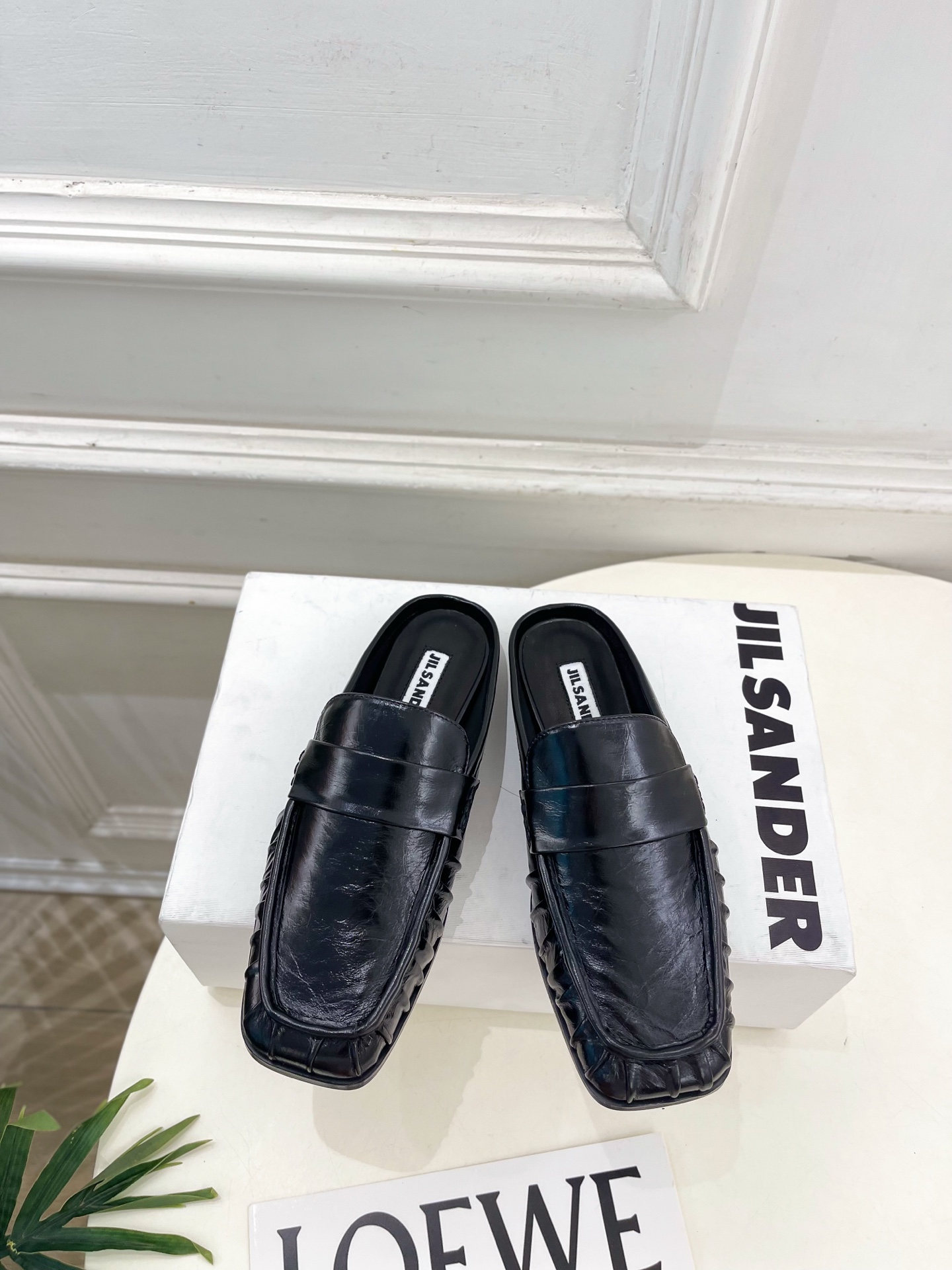 Jil Sander(吉尔·桑达）2026 春夏新品 JD极简褶皱方头平底半拖鞋————————JS作为