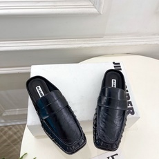 Jil Sander(吉尔·桑达)2026 春夏新品 JD极简褶皱方头平底半拖鞋————————JS作为 Jil Sander(吉尔·桑达)2026 春夏新品 JD极简褶皱方头平底半拖鞋————————JS作为
