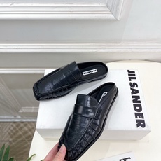 Jil Sander(吉尔·桑达)2026 春夏新品 JD极简褶皱方头平底半拖鞋————————JS作为 Jil Sander(吉尔·桑达)2026 春夏新品 JD极简褶皱方头平底半拖鞋————————JS作为