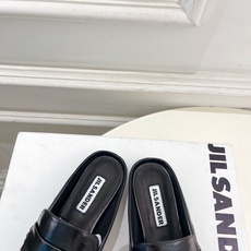 Jil Sander(吉尔·桑达)2026 春夏新品 JD极简褶皱方头平底半拖鞋————————JS作为 Jil Sander(吉尔·桑达)2026 春夏新品 JD极简褶皱方头平底半拖鞋————————JS作为