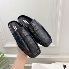 Jil Sander(吉尔·桑达)2026 春夏新品 JD极简褶皱方头平底半拖鞋————————JS作为 Jil Sander(吉尔·桑达)2026 春夏新品 JD极简褶皱方头平底半拖鞋————————JS作为
