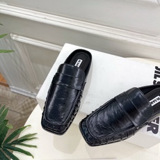 Jil Sander(吉尔·桑达)2026 春夏新品 JD极简褶皱方头平底半拖鞋————————JS作为 Jil Sander(吉尔·桑达)2026 春夏新品 JD极简褶皱方头平底半拖鞋————————JS作为