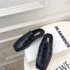 Jil Sander(吉尔·桑达)2026 春夏新品 JD极简褶皱方头平底半拖鞋————————JS作为 Jil Sander(吉尔·桑达)2026 春夏新品 JD极简褶皱方头平底半拖鞋————————JS作为