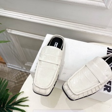 Jil Sander(吉尔·桑达)2026 春夏新品 JD极简褶皱方头平底半拖鞋————————JS作为 Jil Sander(吉尔·桑达)2026 春夏新品 JD极简褶皱方头平底半拖鞋————————JS作为