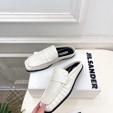 Jil Sander(吉尔·桑达)2026 春夏新品 JD极简褶皱方头平底半拖鞋————————JS作为 Jil Sander(吉尔·桑达)2026 春夏新品 JD极简褶皱方头平底半拖鞋————————JS作为