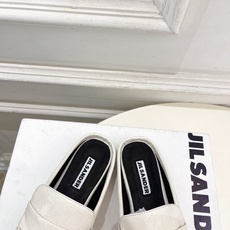 Jil Sander(吉尔·桑达)2026 春夏新品 JD极简褶皱方头平底半拖鞋————————JS作为 Jil Sander(吉尔·桑达)2026 春夏新品 JD极简褶皱方头平底半拖鞋————————JS作为