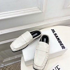 Jil Sander(吉尔·桑达)2026 春夏新品 JD极简褶皱方头平底半拖鞋————————JS作为 Jil Sander(吉尔·桑达)2026 春夏新品 JD极简褶皱方头平底半拖鞋————————JS作为